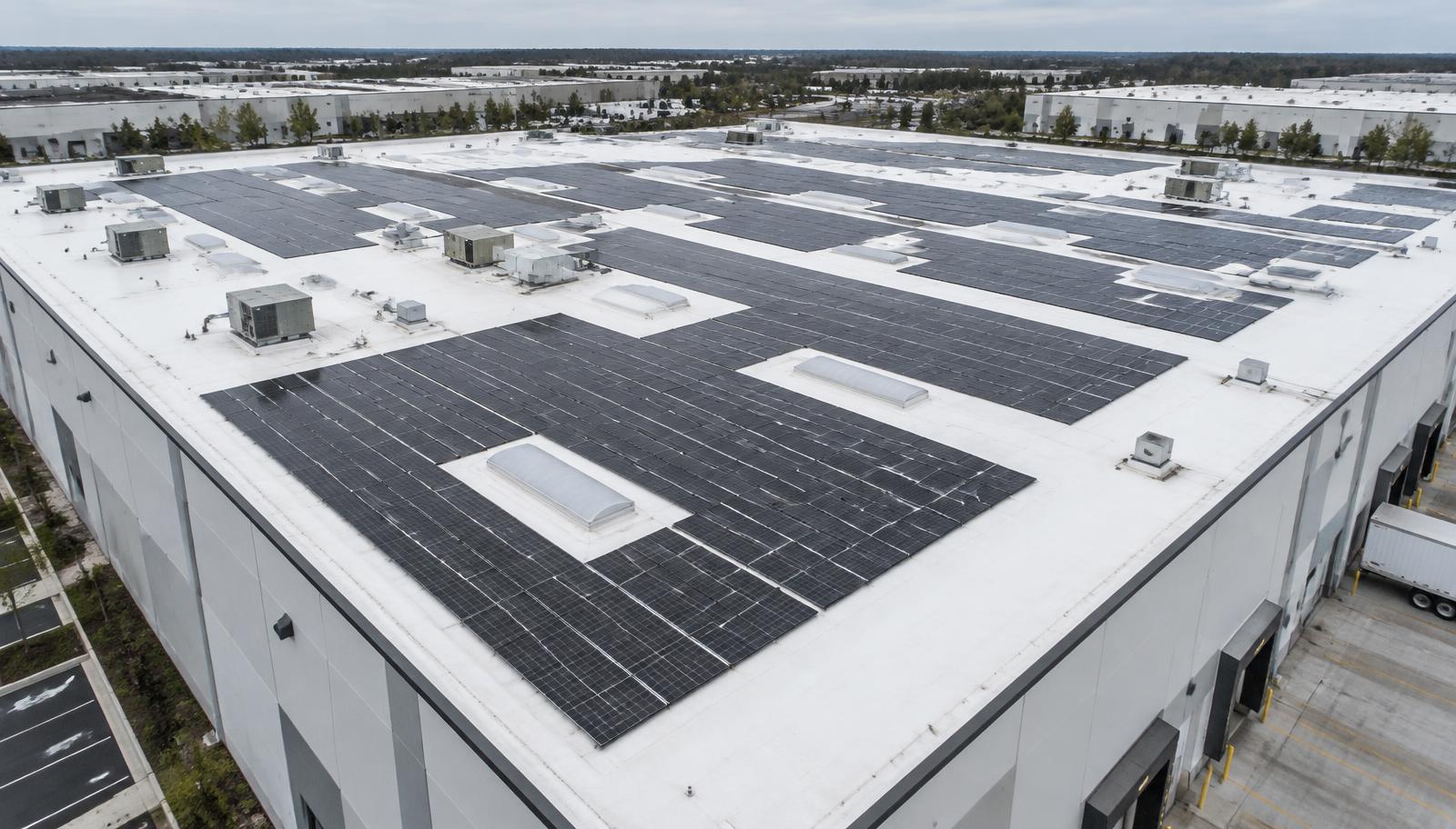 Industrieel plat dak met verlijmde lichtgewicht zonnepanelen